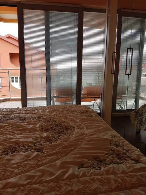 Schlafzimmer 1 mit Zutritt zum Balkon