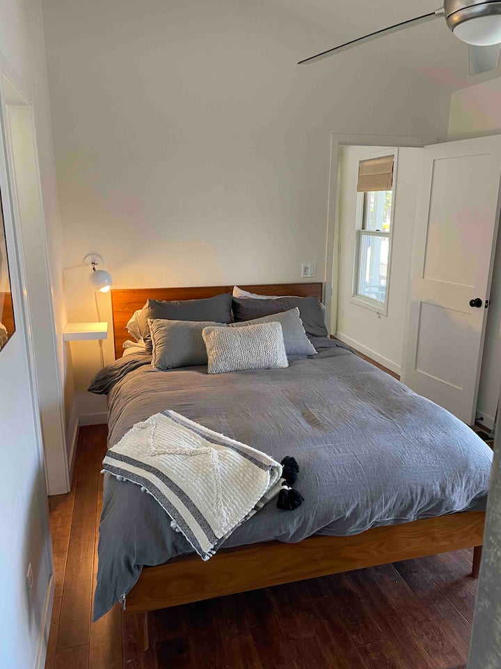 Dhoma e dytë e gjumit me krevat dopio dhe krevate dopio. 