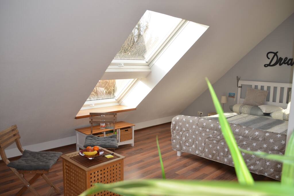 Genieße den Ausblick ins Grüne / Enjoy the view into the neighborhood