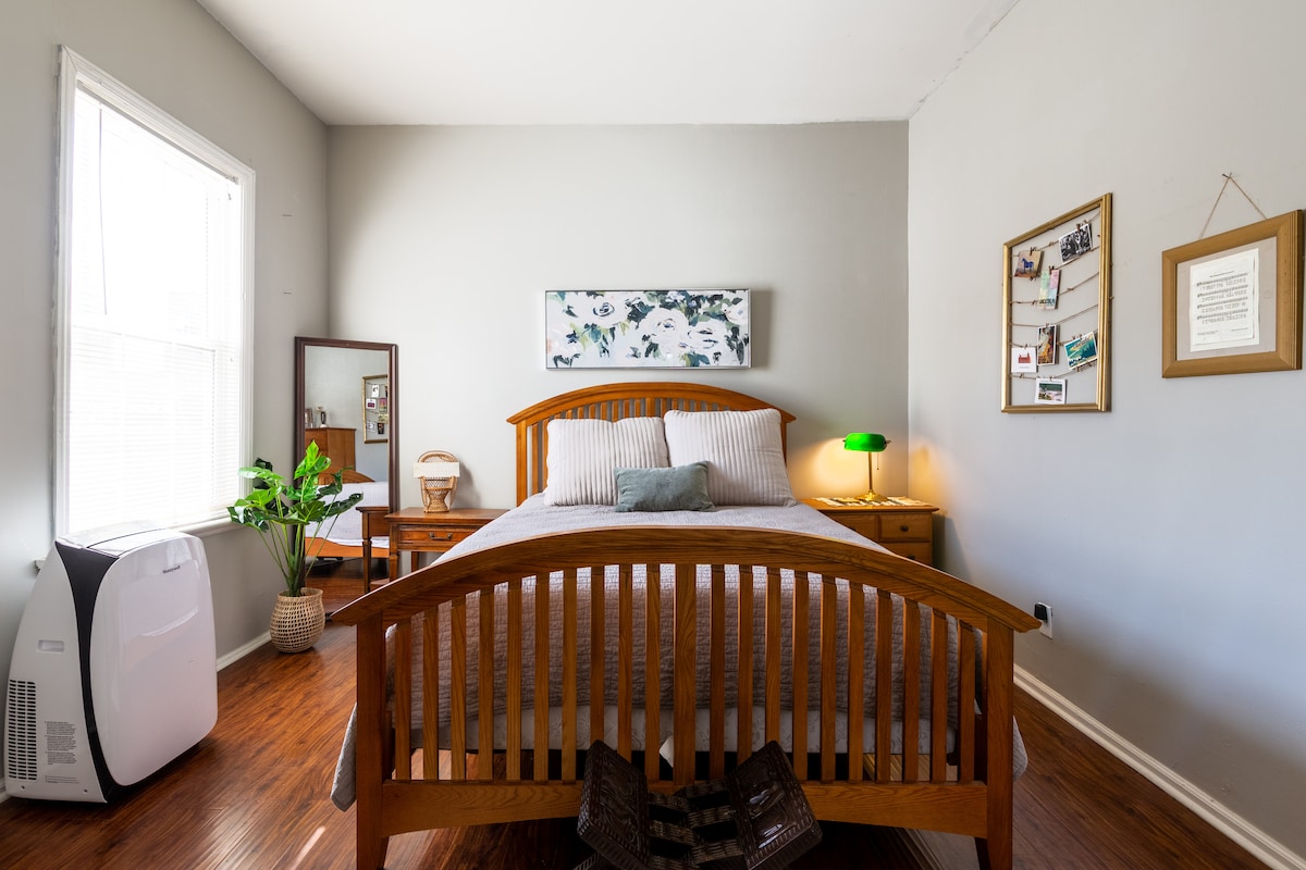 Slaapkamer (queensize bed) 