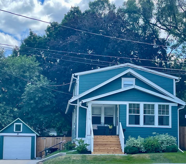 Cozy bungalow with private yard and parking. Houses for Rent in Iowa City, Iowa, United States