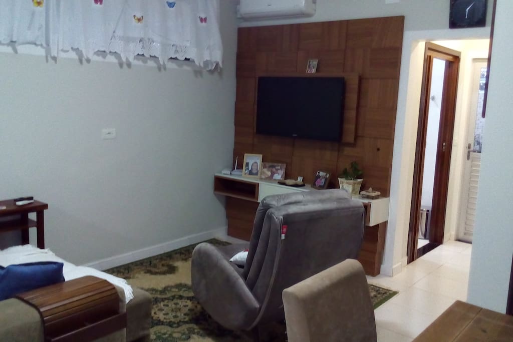 Sala de TV e ao lado de jantar