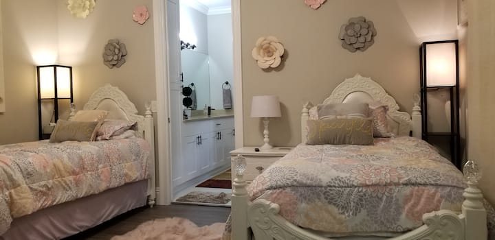 Двојни кревети со меѓусебно поврзување со бања и приватен балкон