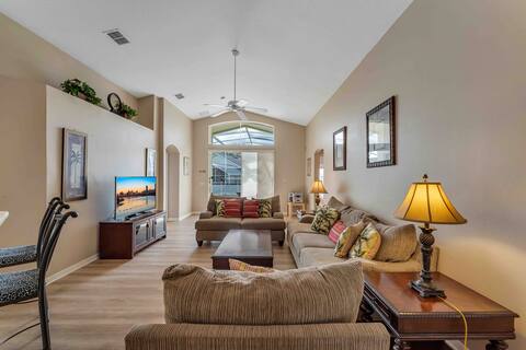 Successful Airbnb property: Charming house with private pool. in Lake Alfred