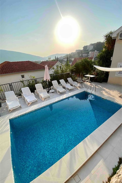 House with private pool Riva