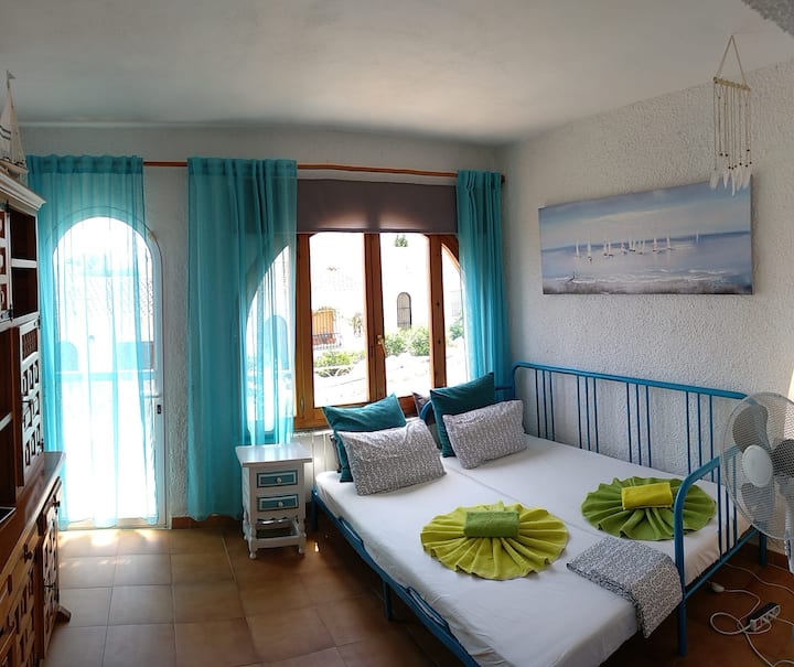 3 dormitorio con sofá-cama y vista al mar.