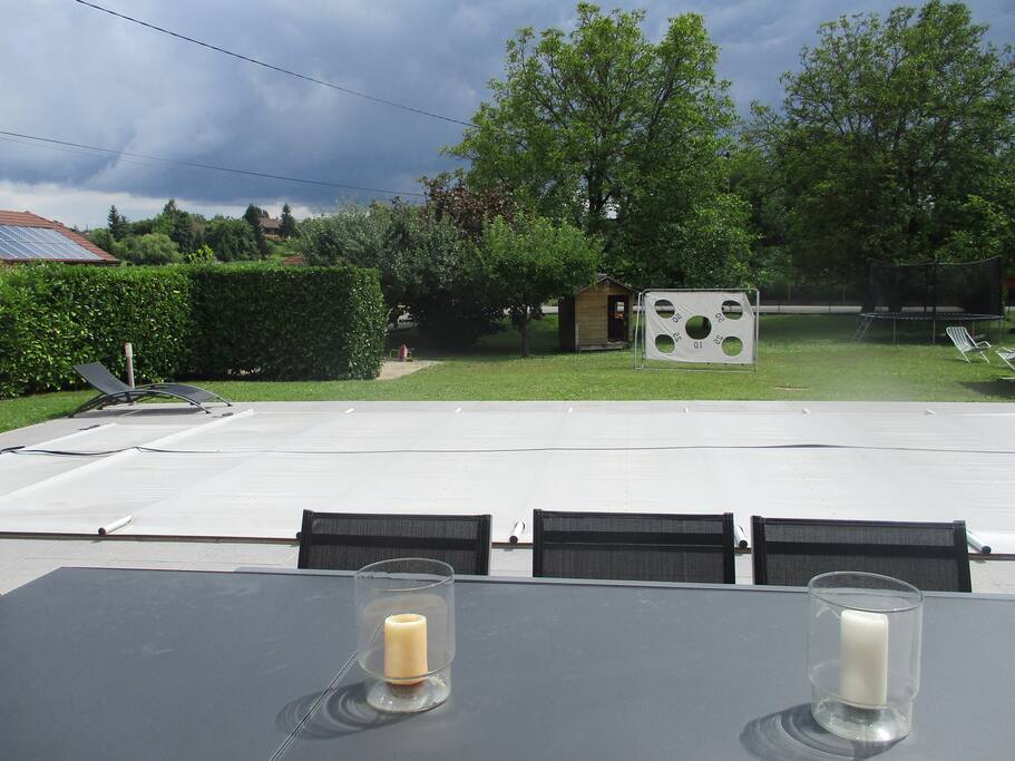 salon de jardin et piscine