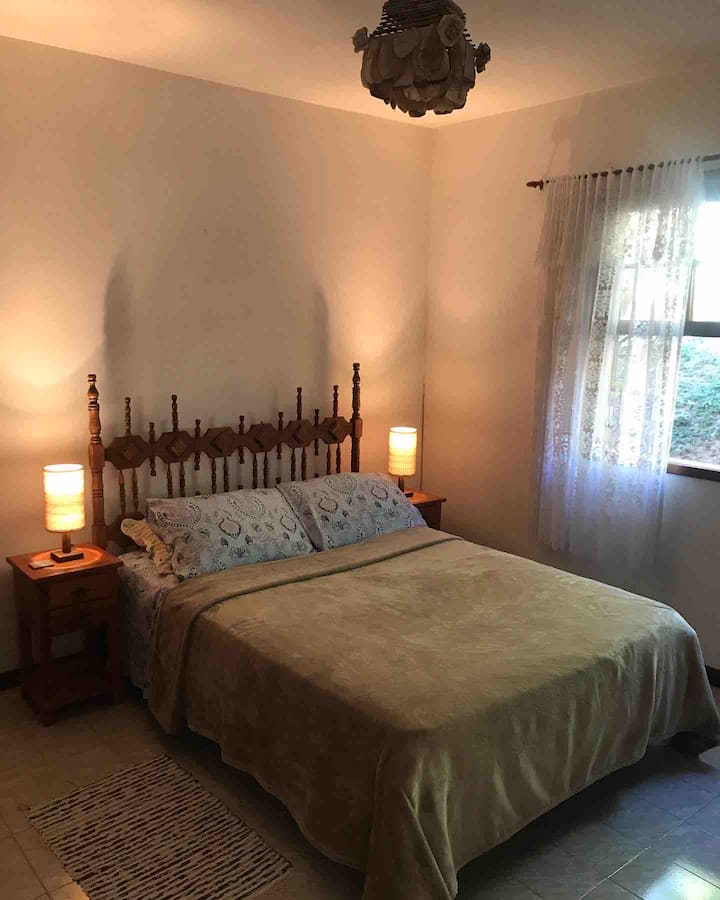 Spálňa 2: Wi-Fi, inteligentná televízia s predplatenými kanálmi a výhľad do záhrady.