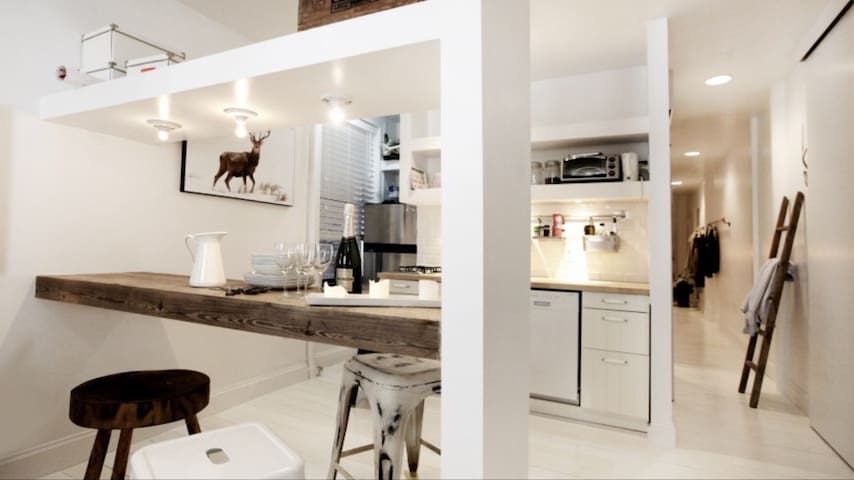 Lovely 2 Bed Condo in Amazing Location gallery image 2