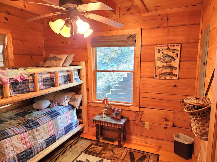 Იმ შემთხვევაში, თუ ბავშვებთან ერთად მოდიხართ, ორსართულიანი საწოლი მათთვისაა