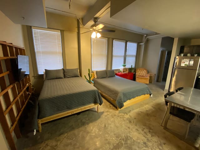 DOWNTOWN LOFT NEAR BEACH 2 BEDS!