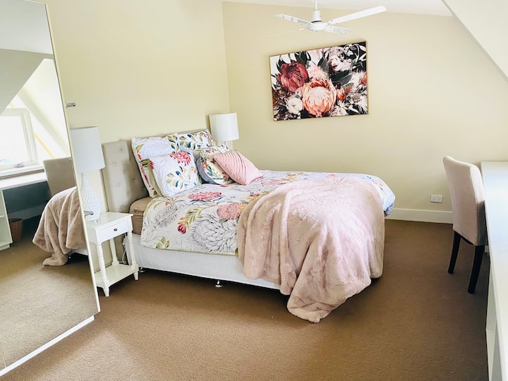 Спална соба со брачен кревет (широк 150 - 179 см)