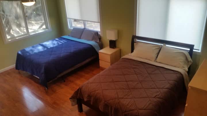 חדר שינה עם חלונות