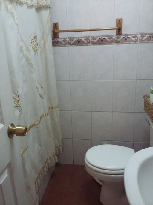 Baño privado en dormitorio matrimonial en suite. Tina de baño