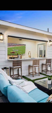 Jacuzzi/Outdoor Bar/ 1 Mile to Gaylord Resorts