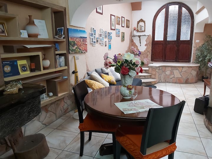 Mwonekano wa sebule kutoka ndani hadi nje.