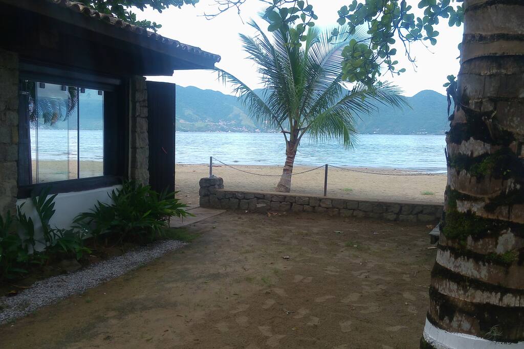 De frente para o mar. Pé na areia mesmo !