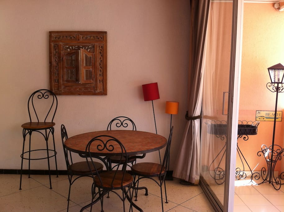 Repas à l'intérieur ou sur le balcon, les deux options sont possibles...