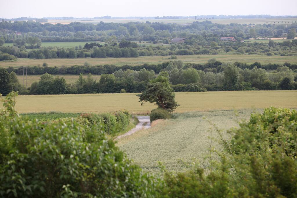 Vue du gite sur la vallée (canal de la Somme à 2 kms)