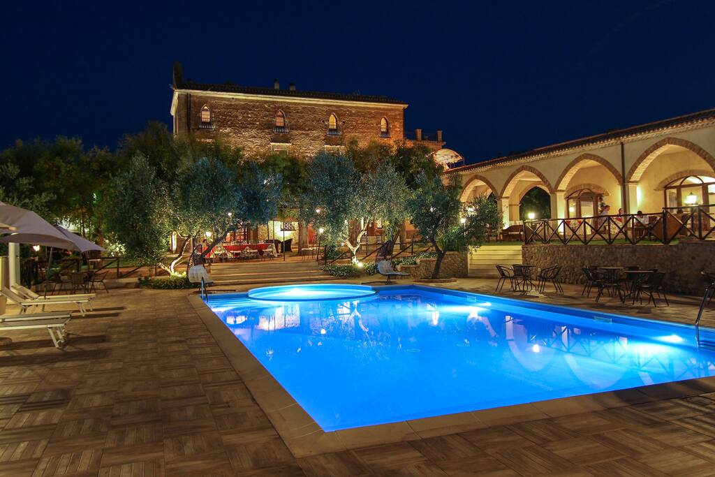 Piscina e casale