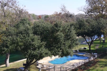 Rio Vista~ 1br 1ba condo on the Comal river