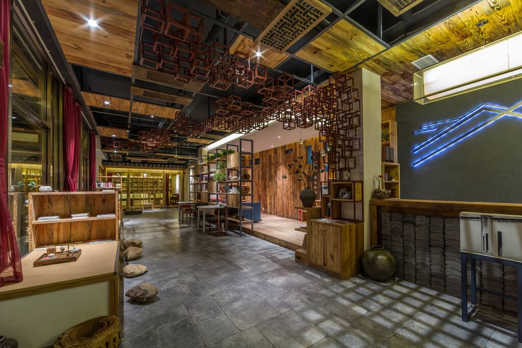这是我们的阅溪书店,阅溪阅溪,阅读屯溪,阅读中的屯溪。坐下来,执一本书,品一杯清茶,交两三好友,怎一个休闲惬意。