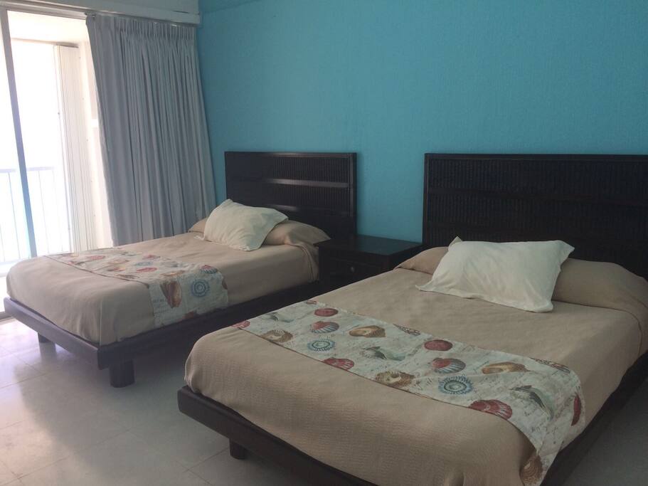Amplia recámara con dos camas matrimoniales, pantalla de televisión , baño completo, ventilador y aire acondicionado , con una vista espectacular al mal.... para relajarse!!!!