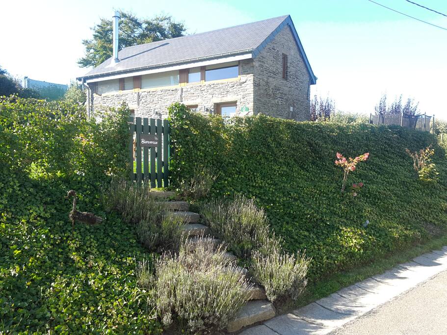 Jardin privatif, entièrement clôturé.