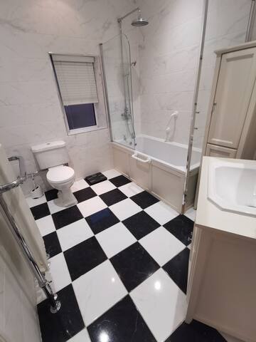 Old Trafford City Centre Events Room 2 sleeps 3 gallery image 4