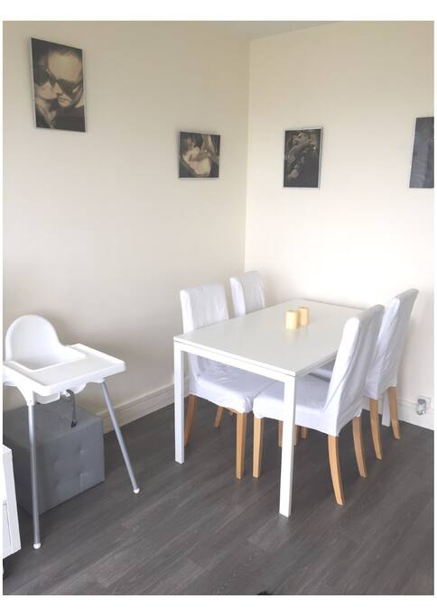 Coin salle à manger : table, 4 chaises et une chaise haute pour bébé