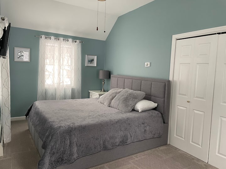 Master King Bedroom heeft een grote kast, plafondventilator en 4 ramen die de frisse landelijke lucht direct aan het meer binnenlaten.