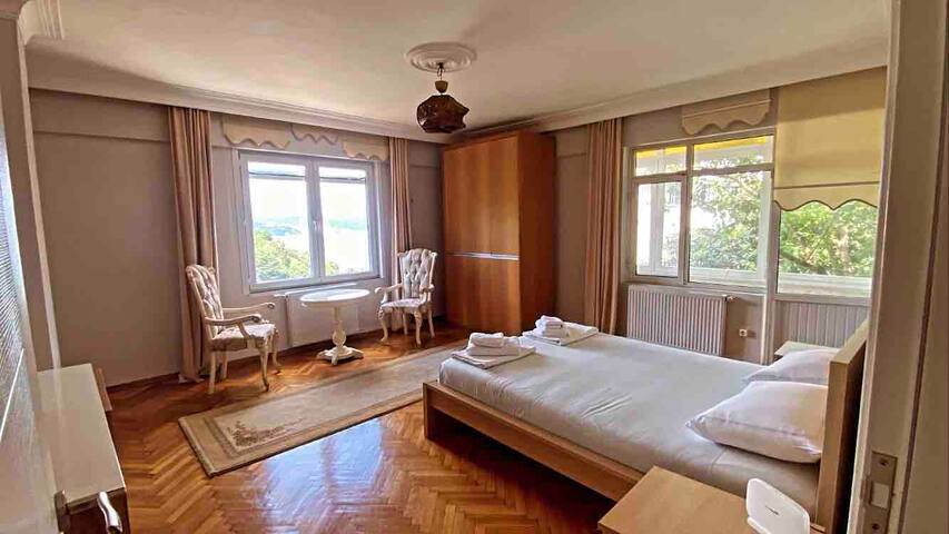 Deniz ve boğaz manzaralı bahçeli müstakil villa gallery image 4