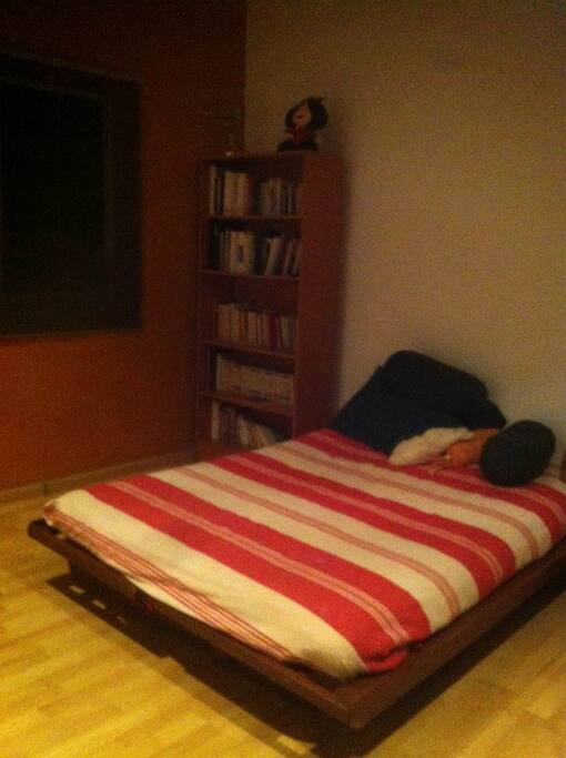 Amplio cuarto con cama matrimonial.