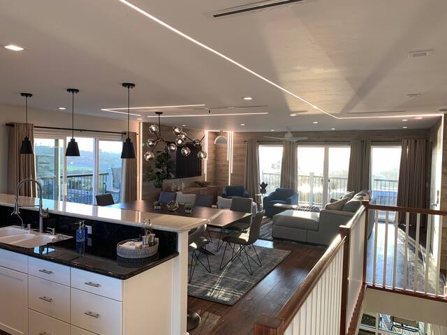 360 Degree City & Ocean Views gallery image 4