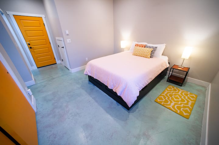 Удобна спалня с електрическа топлина, която можете да регулирате, за да направите толкова уютна, колкото искате да зимите, и в прохладната северна страна на къщата за горещите летни нощи.  