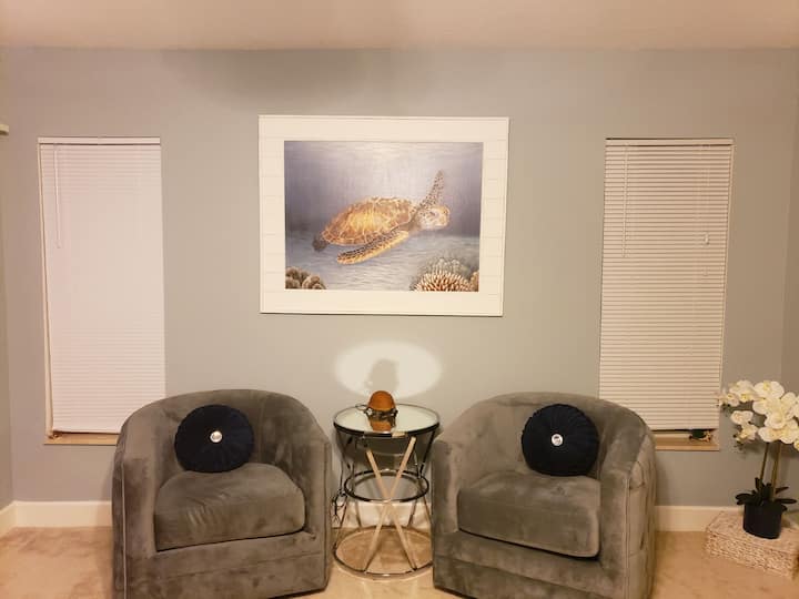 Საკუთარი აპარტამენტის აუზს გადაჰყურებს 