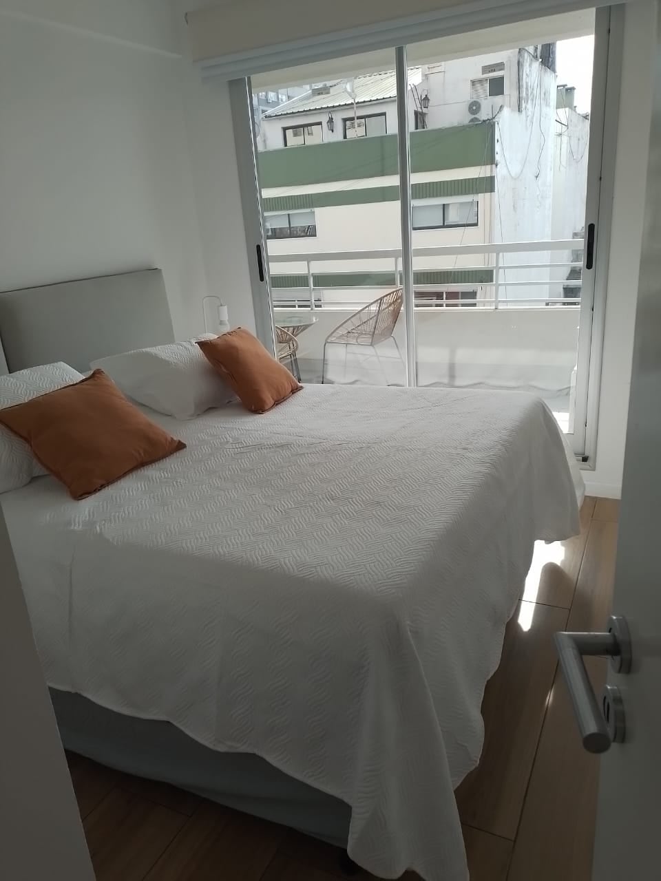 2do dormitorio con salida al balcón con cama en formato matrimonial king  (1,80 metros de ancho)   y posibilidad de dividirla en 2 camas individuales (Departamento A)