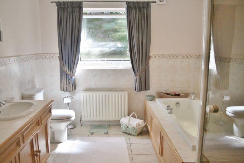 En-suite Bathroom for use with Islay Room