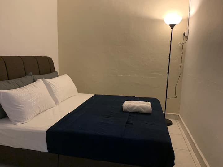 חדר סטנדרטי 2 : חדר שינה נעים אך מרווח עם מיטת קווין סייז אחת, מצויד במראות וקולבים מבד. אידיאלי לזוגות או למשפחה קטנה. 