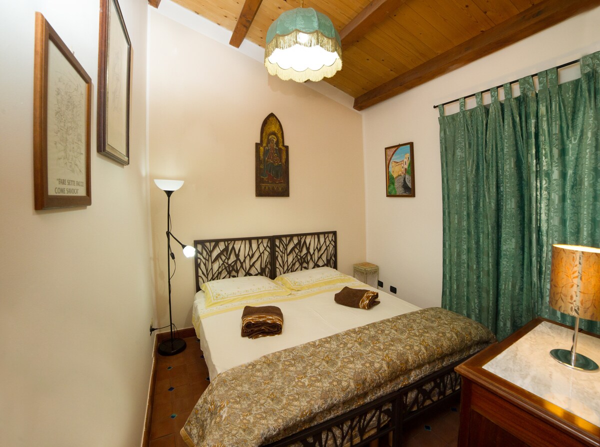 Dormitorio con balcón