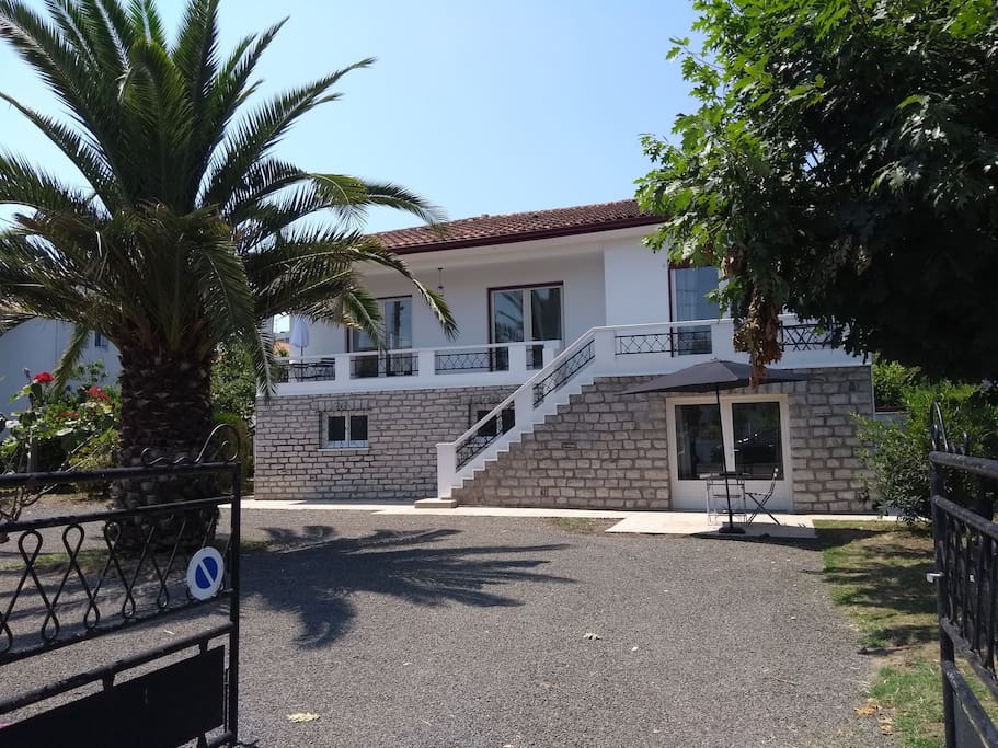 Extérieur, parking privé, Appartement en rez de chaussée, entrée et terrasse par la gauche de la maison