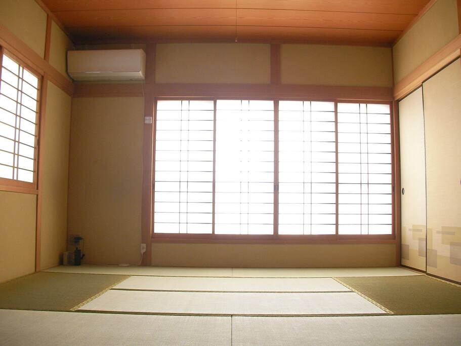 もう一つ、少しだけ広い部屋があります