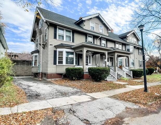 4-Bedroom Townhouse Centrally Located gallery image 2