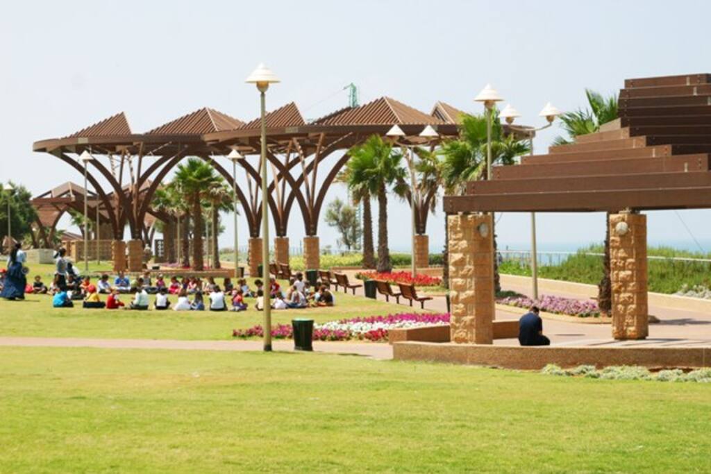 Esplanade of Netanya (7 min by foot)