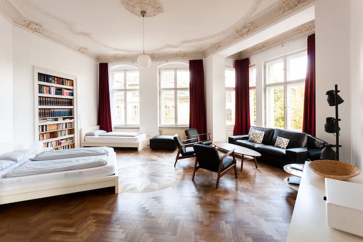 1,700 sq ft – 3 bedroom in the center of Berlin