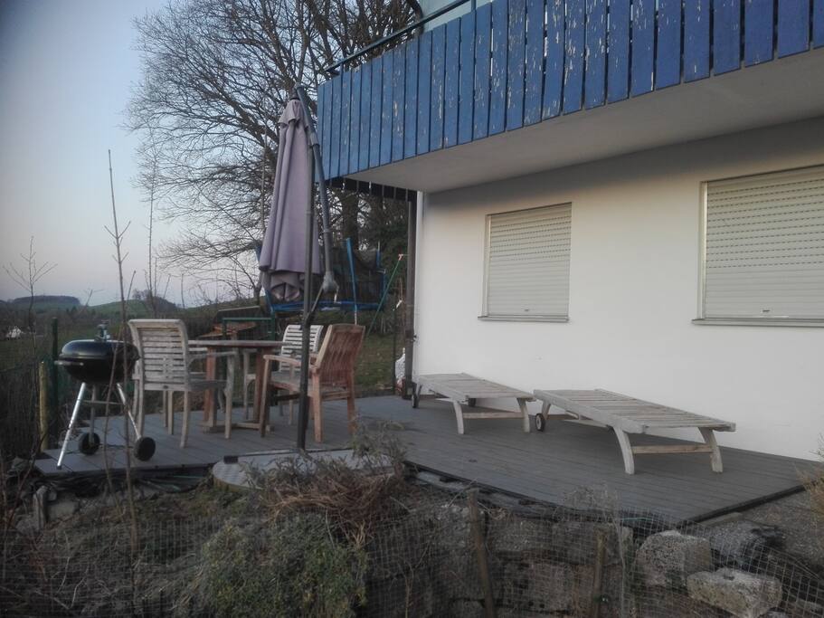 Neue Terasse mit Liegestühle und Grill mit Blick auf die Burg