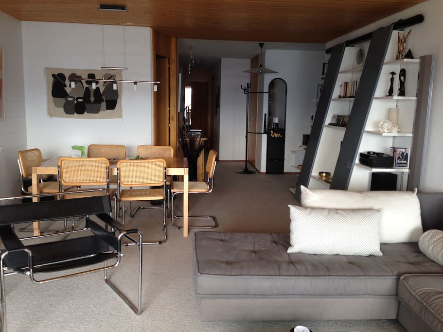 Le living-room, avec vue sur la chaîne des Alpes