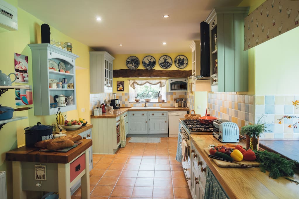 Cuisine - Cook up a treat in the French style kitchen, full of country charm and exceptionally well equipped with quality pans, crockery and appliances.
