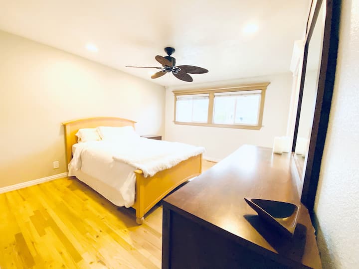 The master suite! A woody, soft room with natural light, a big open closet and an attached private, full bath.