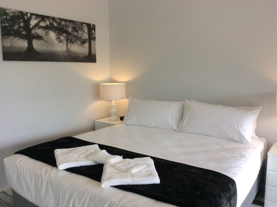 Bedroom with kingsize bed